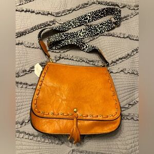 New boutique crossbody with changeable strap